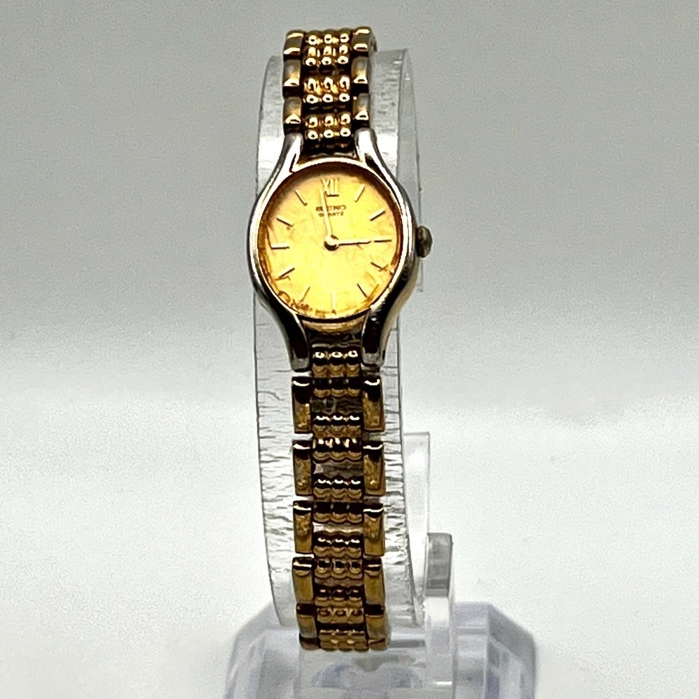 Vintage Seiko Petite Gold tone Oval Ladies Watch Working.